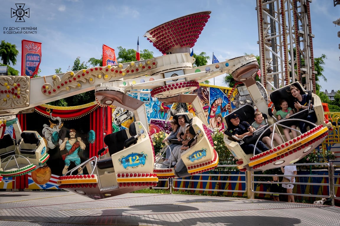 Вместе со спасателями дети посетили аттракционы. Фото: ГСЧС в Одесской области.