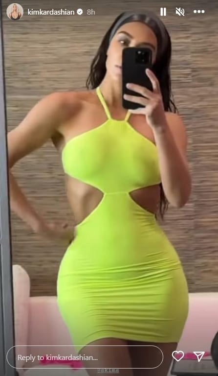Миллиардерша Ким Кардашьян похвасталась роскошным телом в неоновых купальниках - фото 2