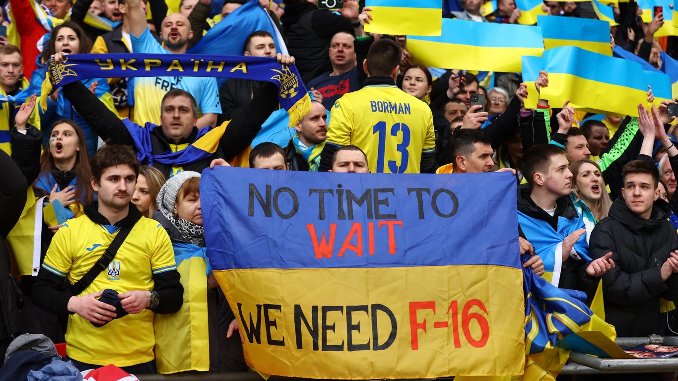 Украинские болельщики устроили яркую акцию во время футбольного матча в Англии