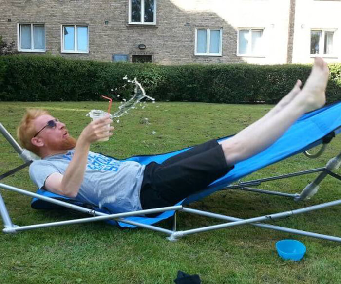 Падіння з лежака із улюбленим напоєм