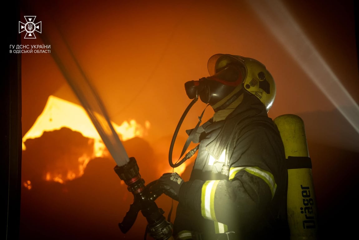 Спасатели работали в защитных масках из-за сильного задымления. Фото: ГСЧС в Одесской области