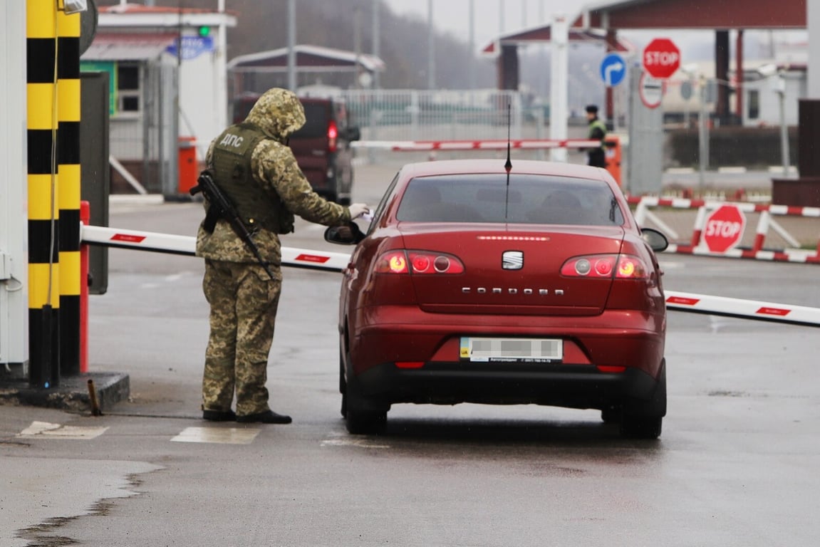 Хто з чоловіків може перетинати кордон з 1 грудня ― сім категорій