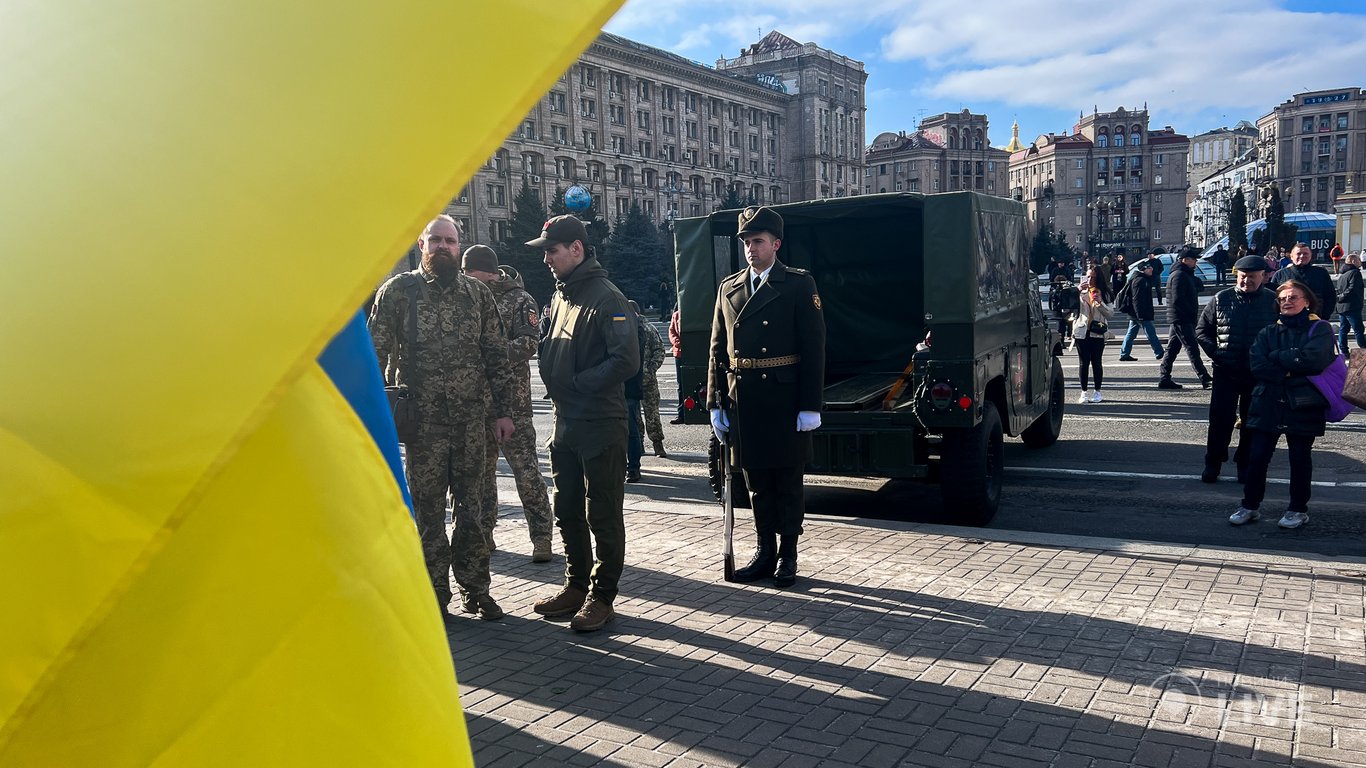 Прощання з Да Вінчі на Майдані Незалежності