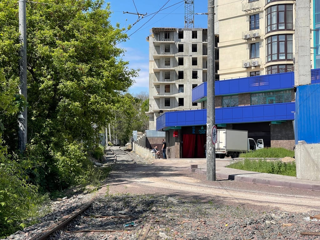 Будівництво поряд із трамвайним маршрутом. Фото: Петро Обухов / facebook