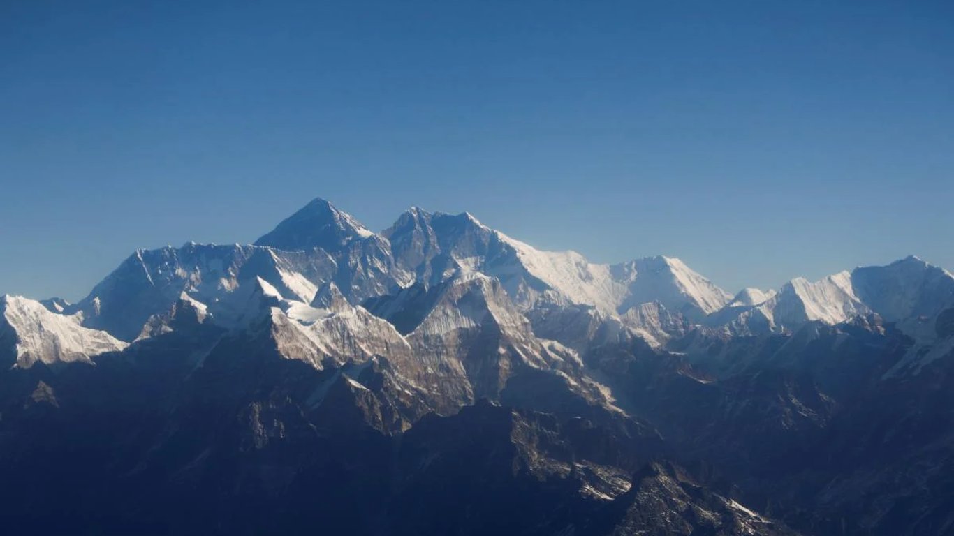 Підкорив вершину: британський альпініст піднявся на Еверест 17-й раз - 290x166