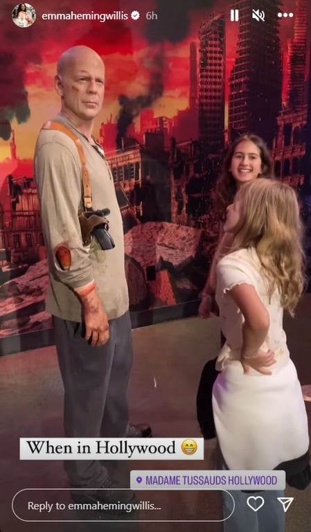 Дружина Брюса Вілліса показала донькам статую їхнього легендарного батька в музеї - фото 2