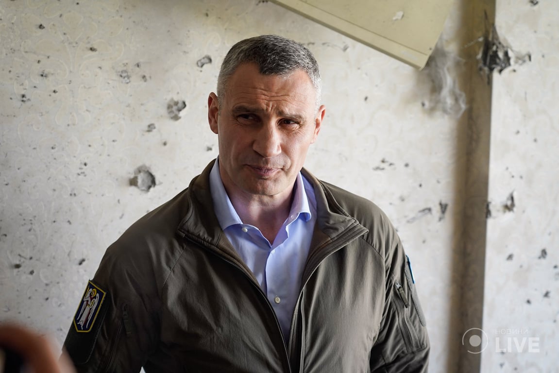 Кличко на місці падіння уламків дрона в Києві