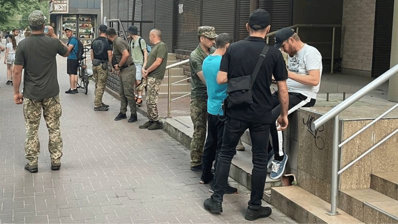 Чи можуть вручати повістку на вулиці — думка адвоката