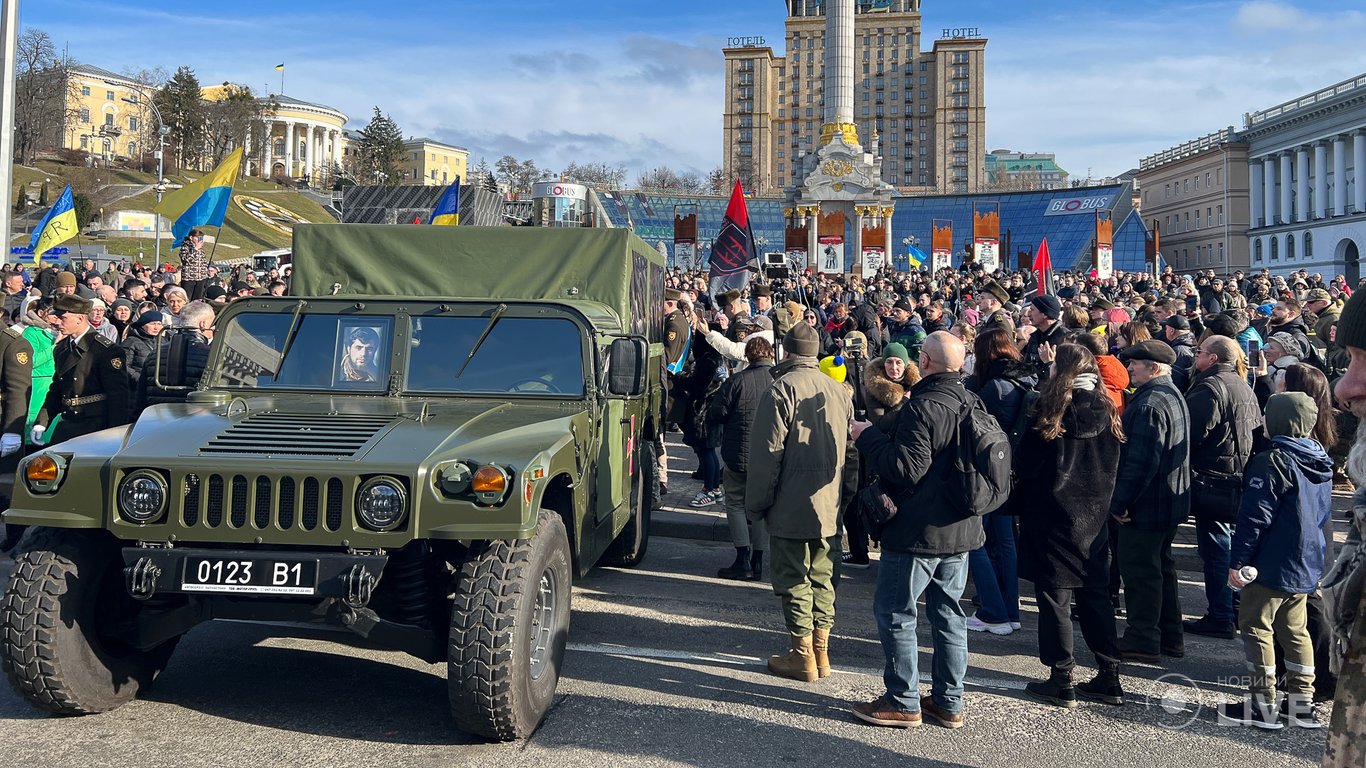 Прощання з Да Вінчі на Майдані Незалежності