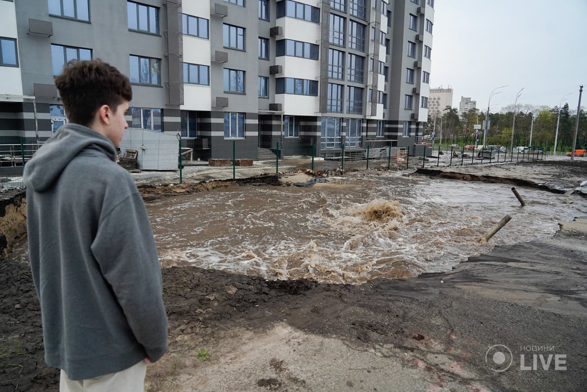 Прорив труби на Броварському проспекті