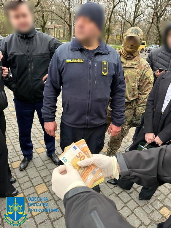 Таможенник погорел на взятке