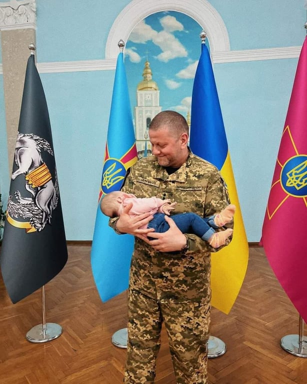 Валерій Залужний з дитиною на руках