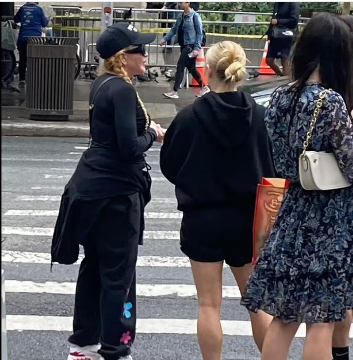 Виснажена та худа: лікарі прокоментували стан Мадонни за день до її екстренної госпіталізації - фото 2