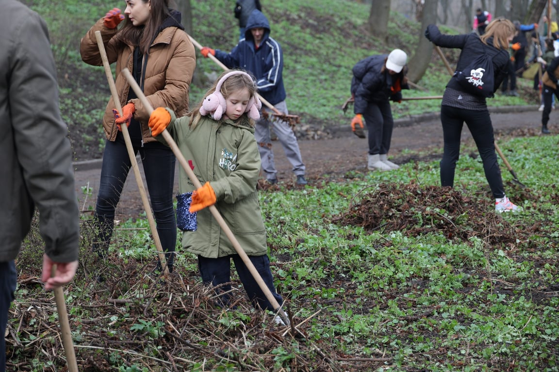 прибирання на Аскольдовій могилі