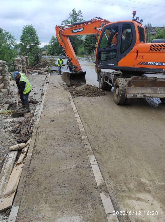 Ремонт дороги Сходница – Верхнее Синевидное. Фото: Максы Козицкий