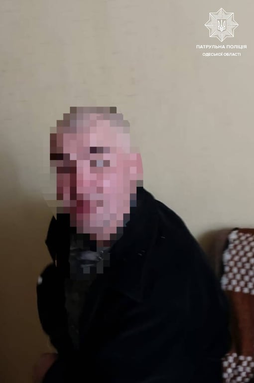 запускал салют