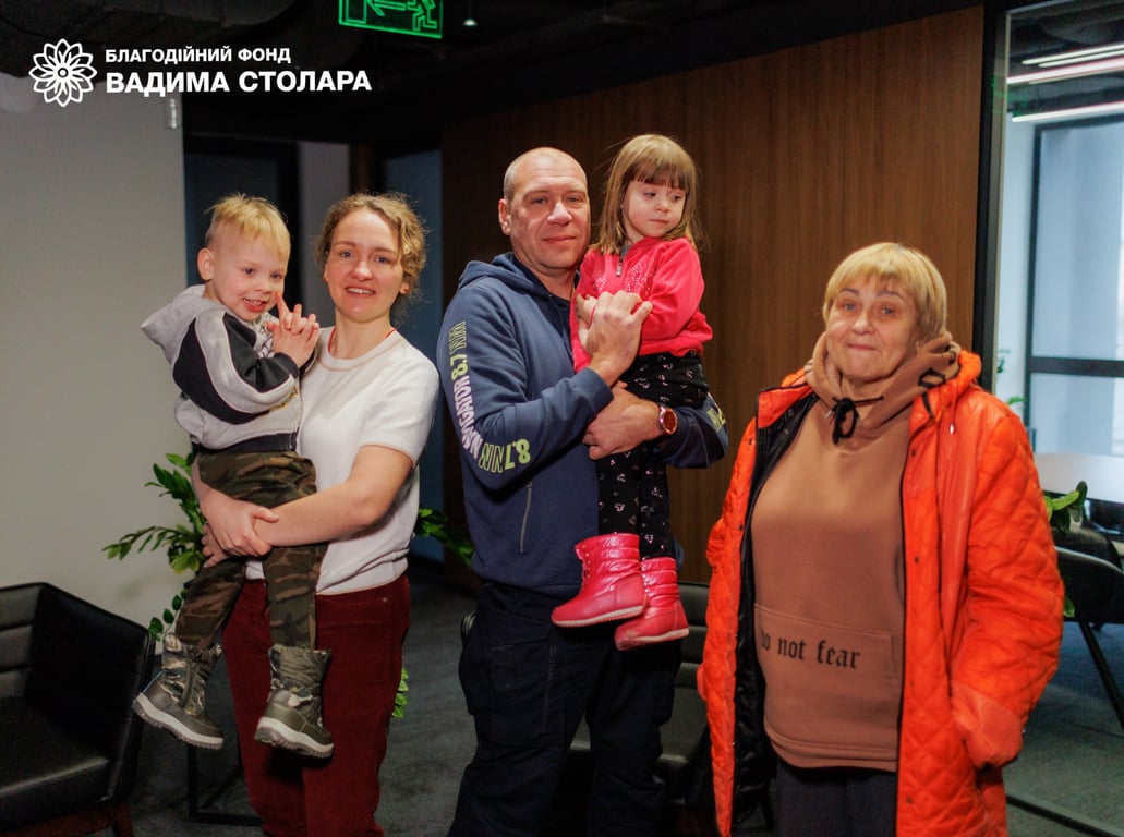 Александр Чернобай с детьми и бабушкой