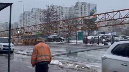 У Києві на трубу впав будівельний кран — на вулицях утворився справжній потоп - 290x166
