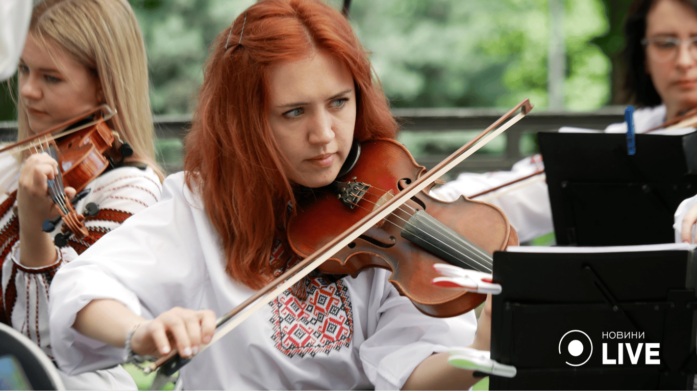 Дівчина в рамках фестивалю грає на скрипці. Фото: Юлія Браславська / Новини.LIVE
