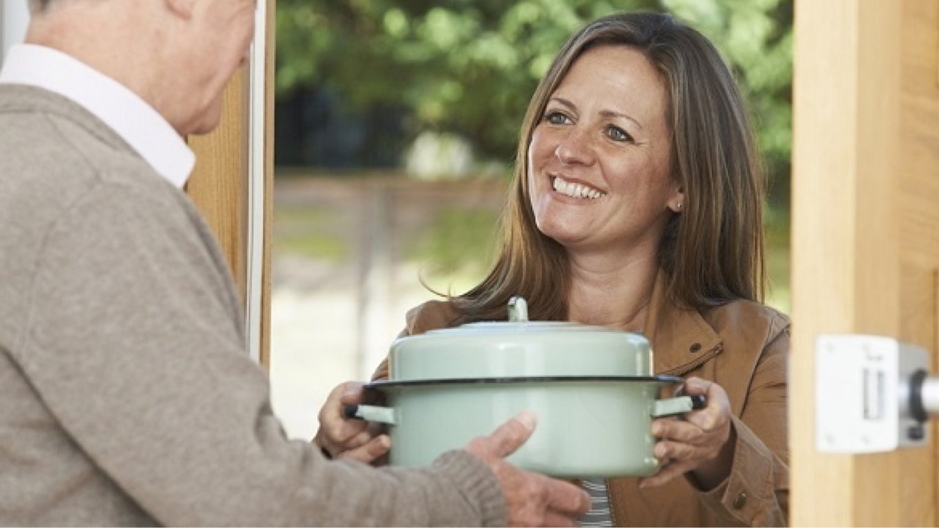 Чому не можна позичати посуд