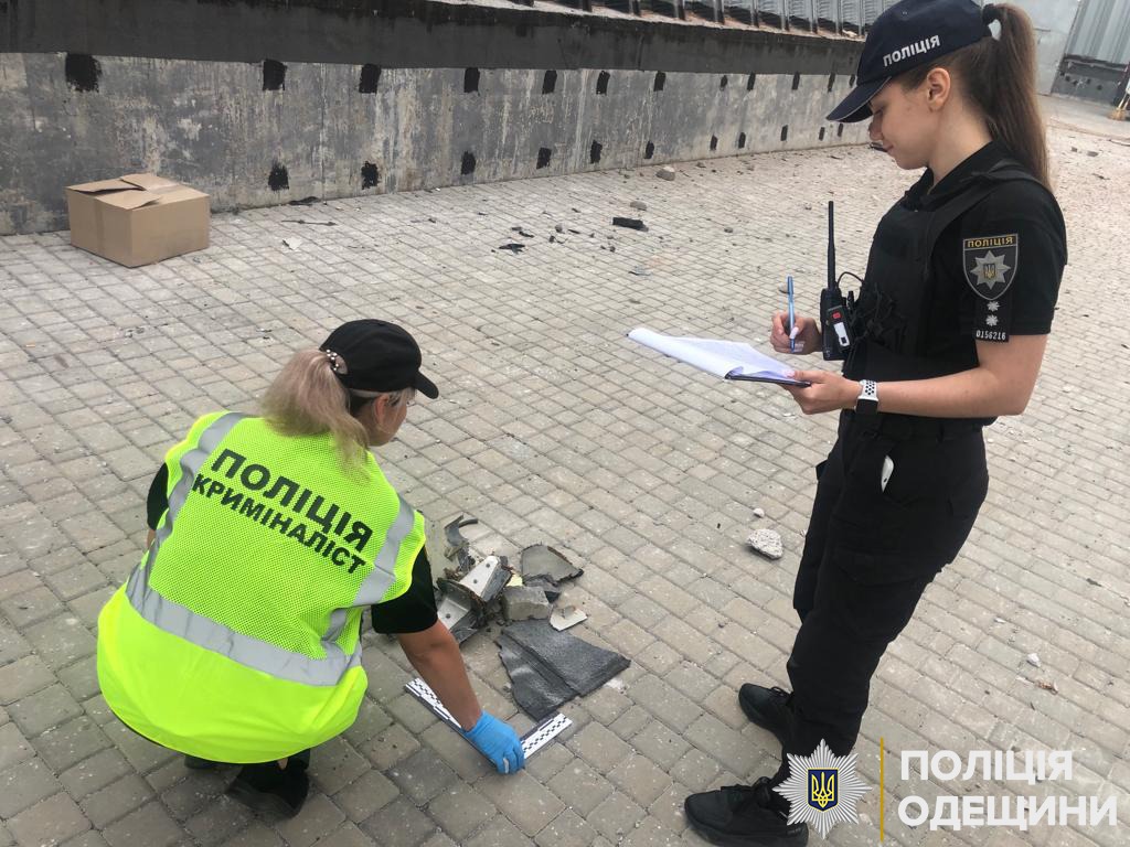 Полиция фиксирует последствия ночной атаки. Фото: ГУНП в Одесской области
