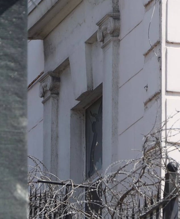 На вікнах в консульстві потріскалось скло. Фото: Одеська ОВА