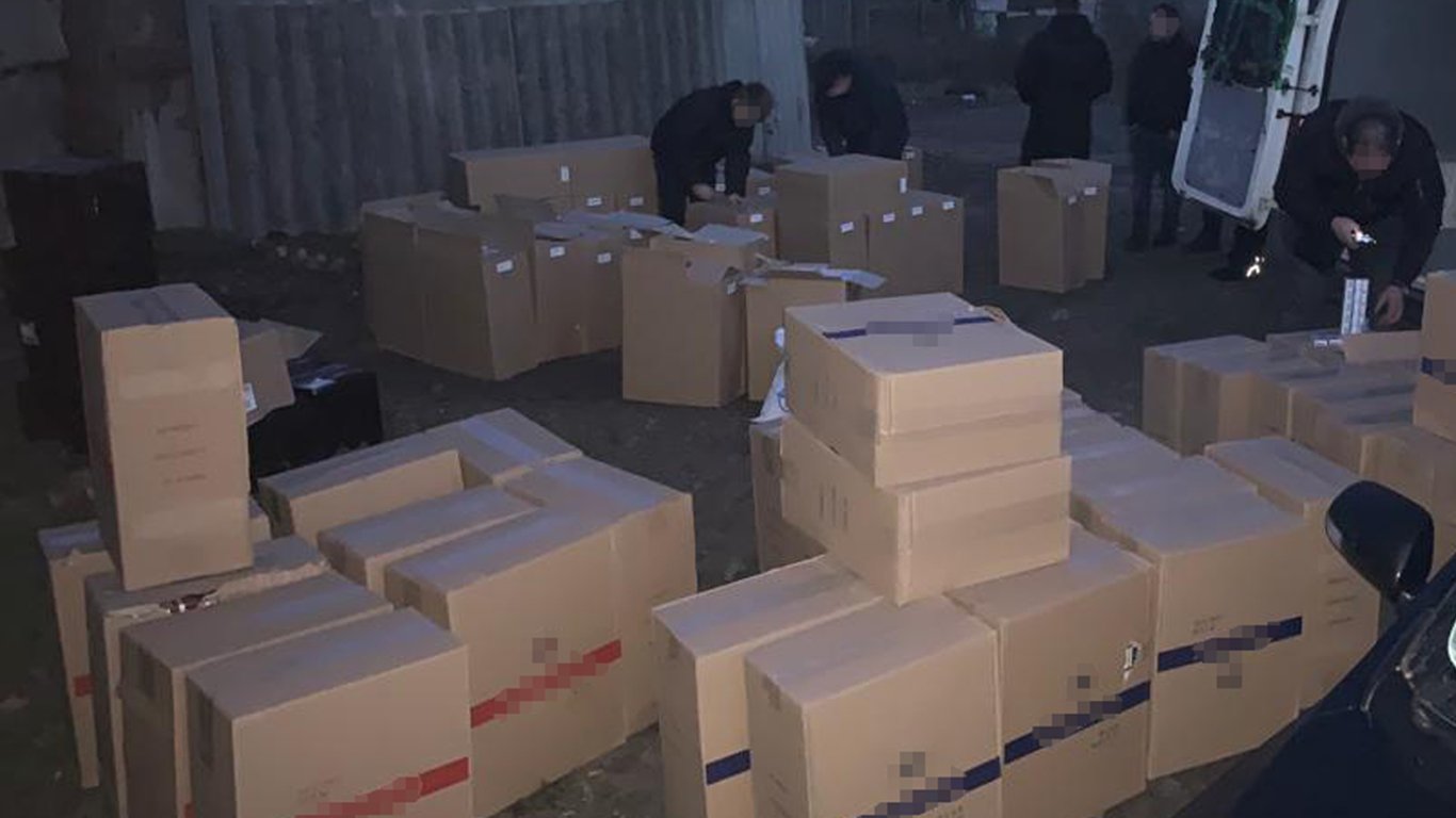 На Одещині детективи вилучили контрабандні цигарки вартістю в кілька мільйонів