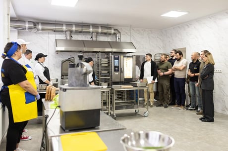 Делегация увидела условия и работу Кулинарного хаба Бориспольского профессионального лицея. Фото: Одесская ОГА