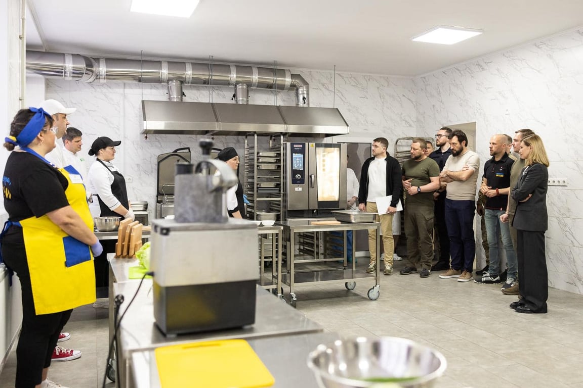 Делегація побачила умови та роботу Кулінарного хабу Бориспільського професійного ліцею. Фото: Одеська ОДА