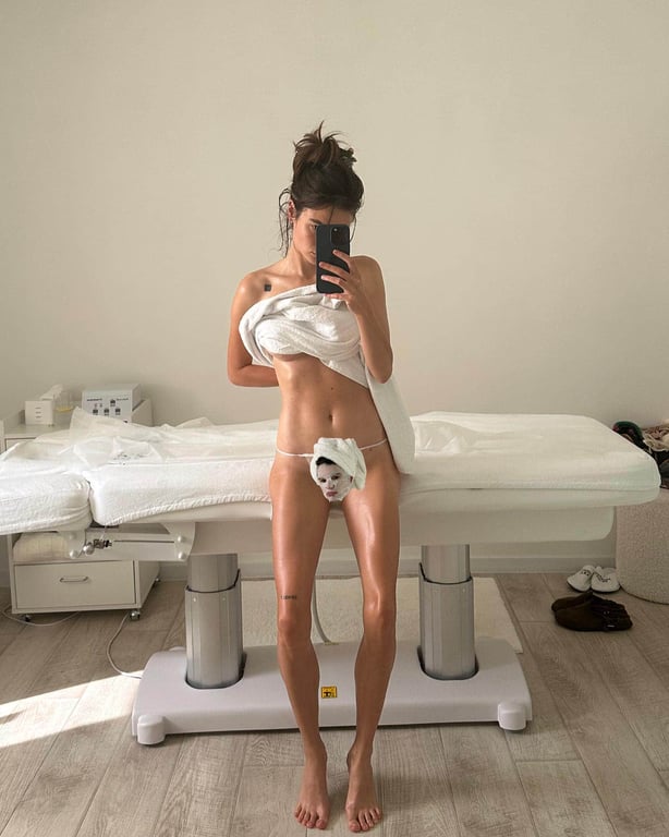 Наречена Дантеса показала відверте фото на прийомі у масажиста - фото 1