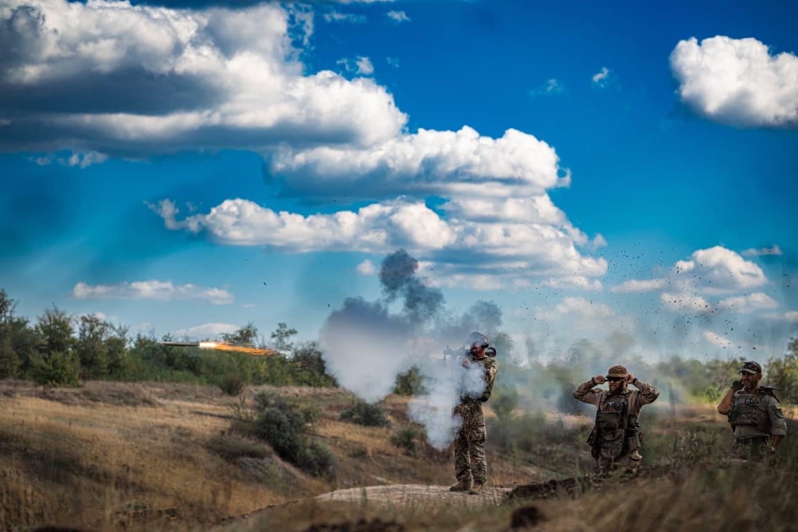Українські військові стріляють по позиціх ворога