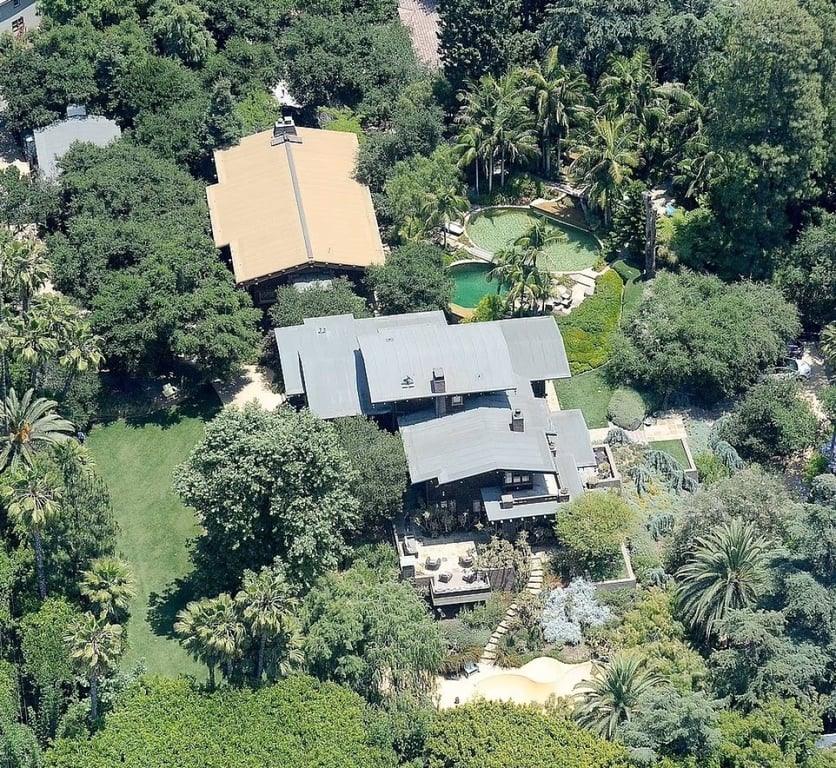 Как выглядит особняк с привидениями в Лос-Анджелесе Брэда Питта