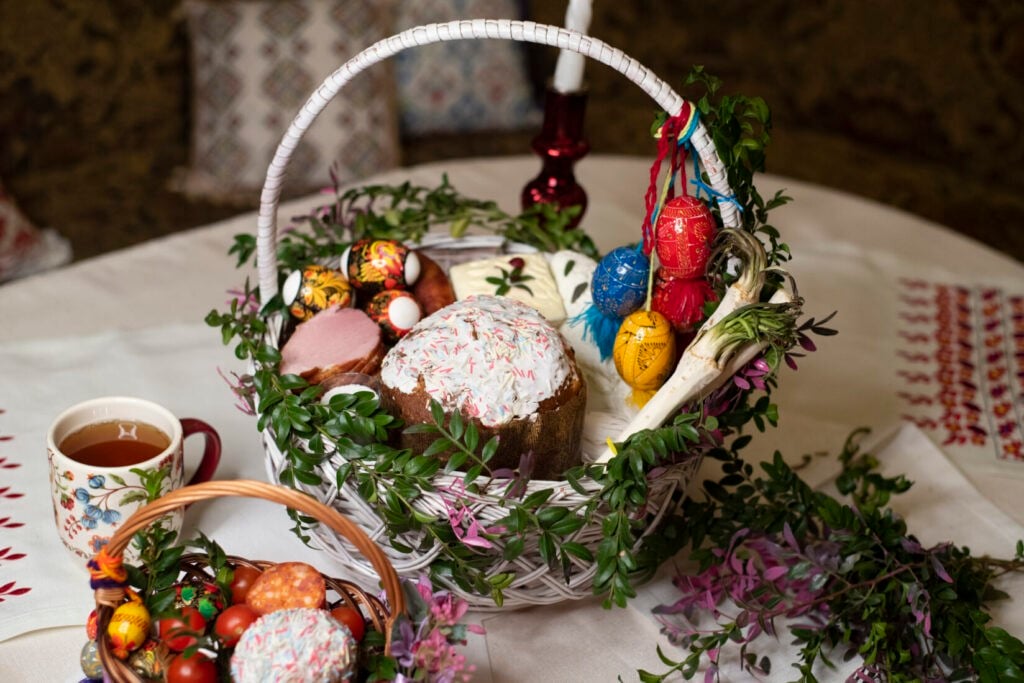 Що потрібно святити на Великдень https://traditions.24tv.ua/velikodniy_koshik_shho_svyatyat_na_velikden_v_tserkvi_iz_produktiv_v_ukrayini_n948440