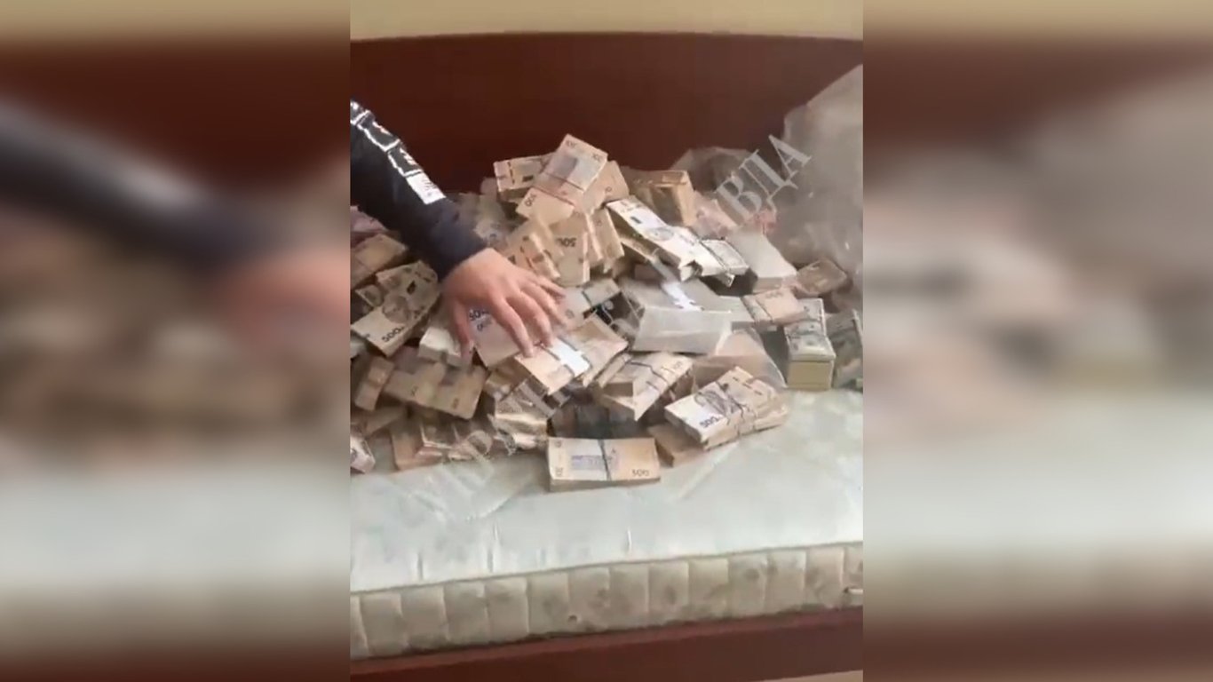 Деньги в диване: появилось видео из обыска у экс-заместителя главы Минобороны Александра Миронюка