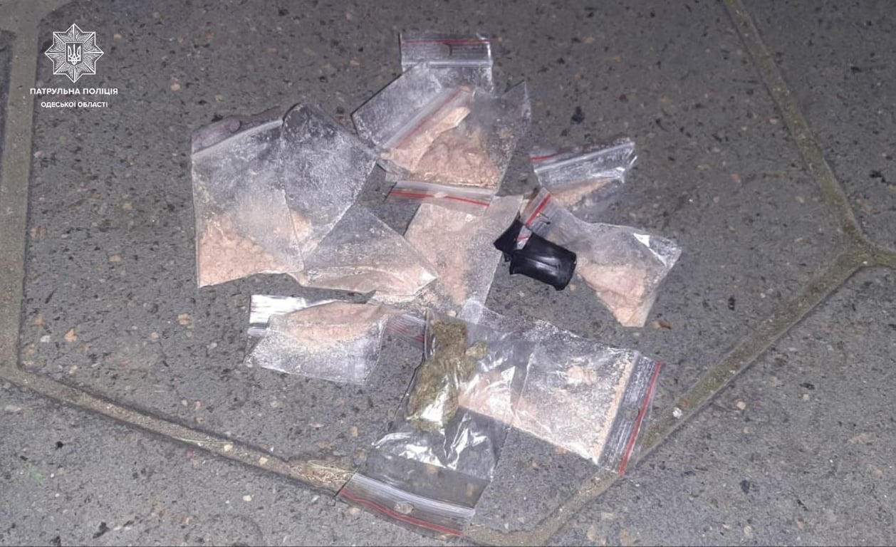 Вилучені наркотичні засоби у зловмисника. Фото: Патрульна поліція Одеської області