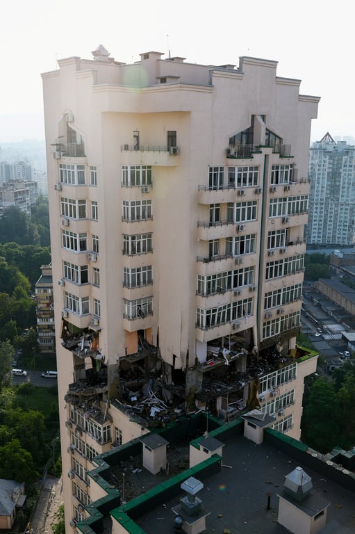 Наслідки ракетної атаки на Київ 24 червня. Фото: REUTERS/Valentyn Ogirenko