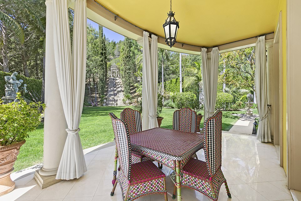 Футбольне поле та фонтан: рок-легенда Род Стюарт продає свій маєток - фото 6