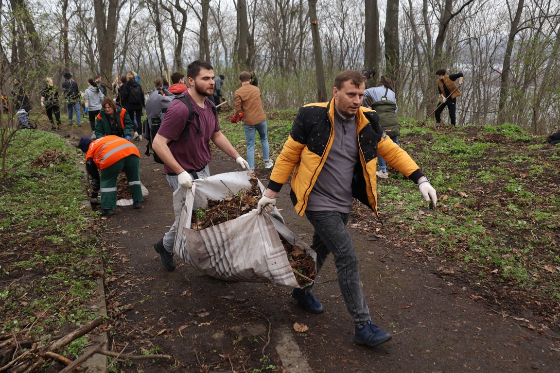 прибирання на Аскольдовій могилі