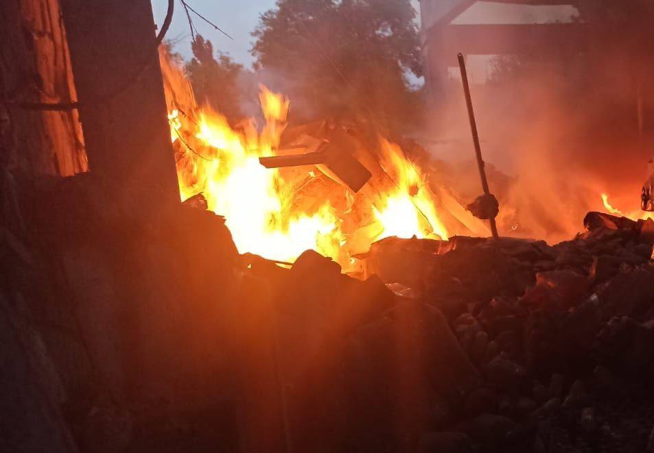 Пожежа у обстріляному будинку