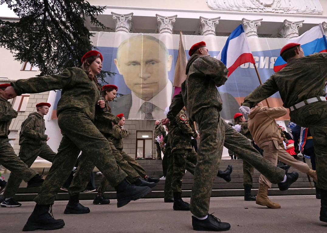 портрет путіна в Криму