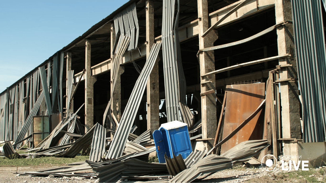Пошкоджена промислова будівля на Одещині. Фото: Новини.LIVE 