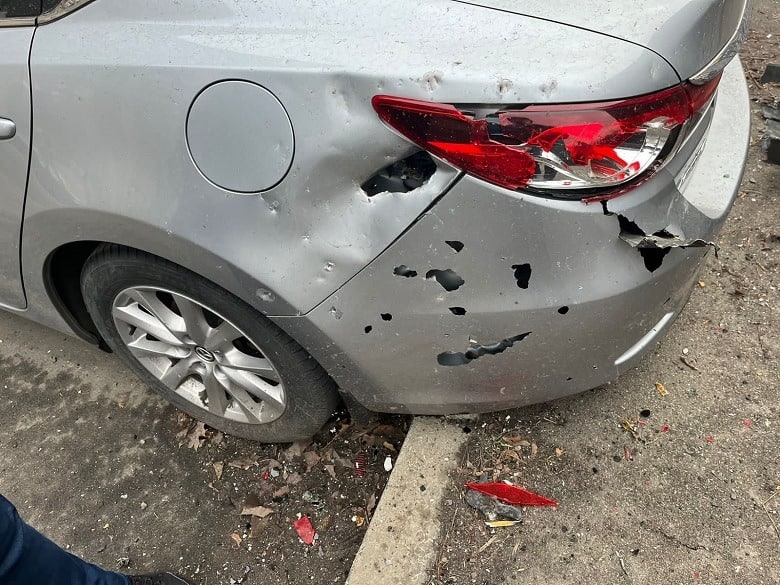 Наслідки обстрілу Києва, знищені автівки