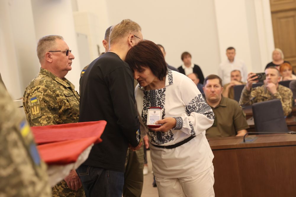 Отримання посмертної нагороди. Фото: ЛМР