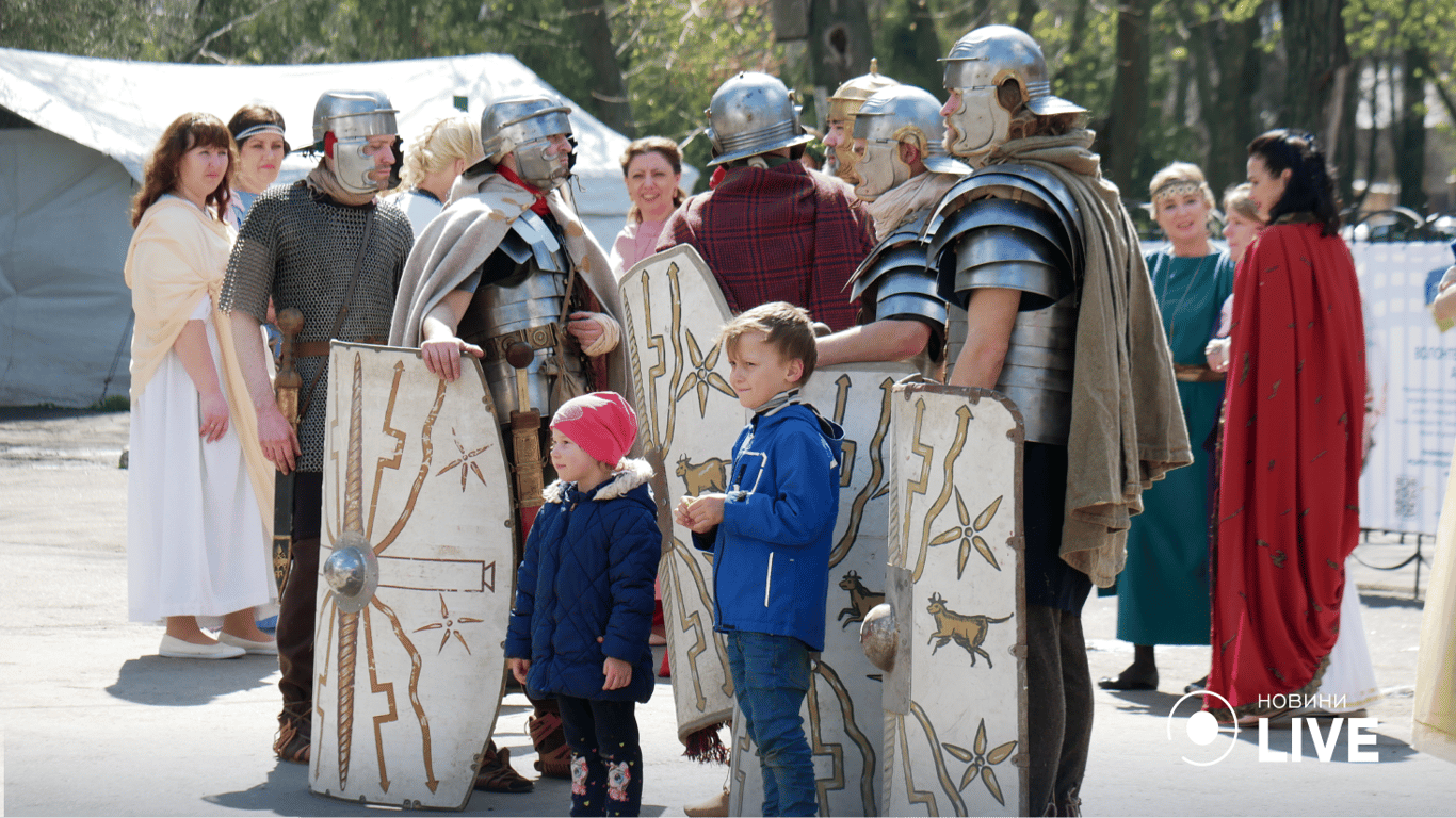 Історичні костюми були пошиті за старовинними зразками.