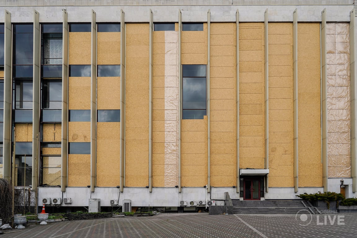 Последствия ракетной атаки - дворец "Украина" - витражные окна