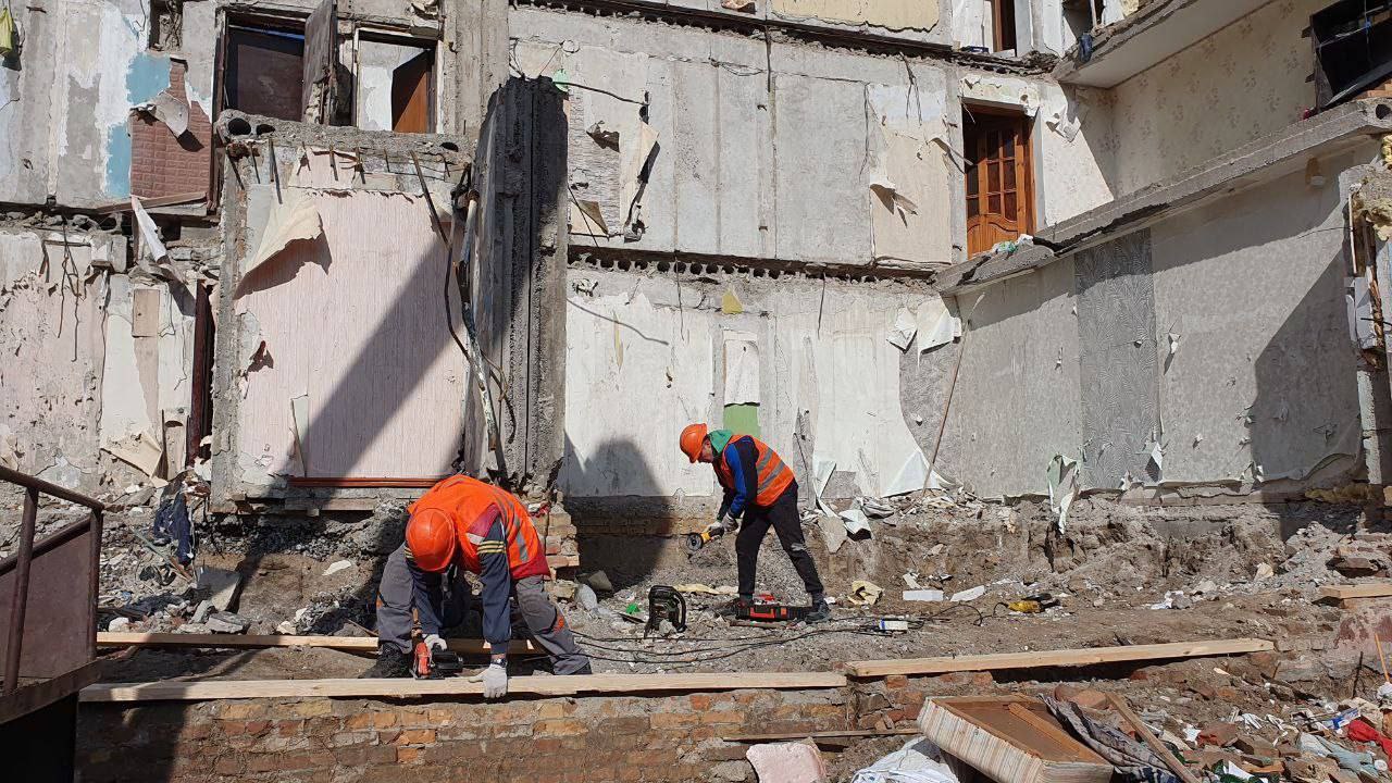 Ремонт обстрелянной многоэтажки в Запорожье