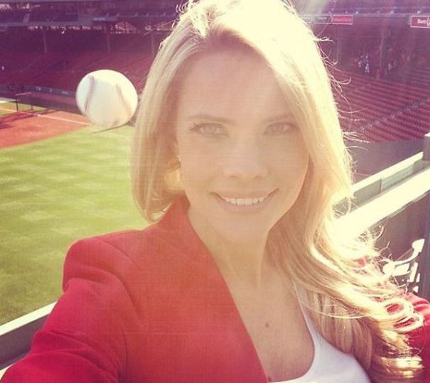 Дівчина зробила селфі за секунду до влучання м'яча у голову