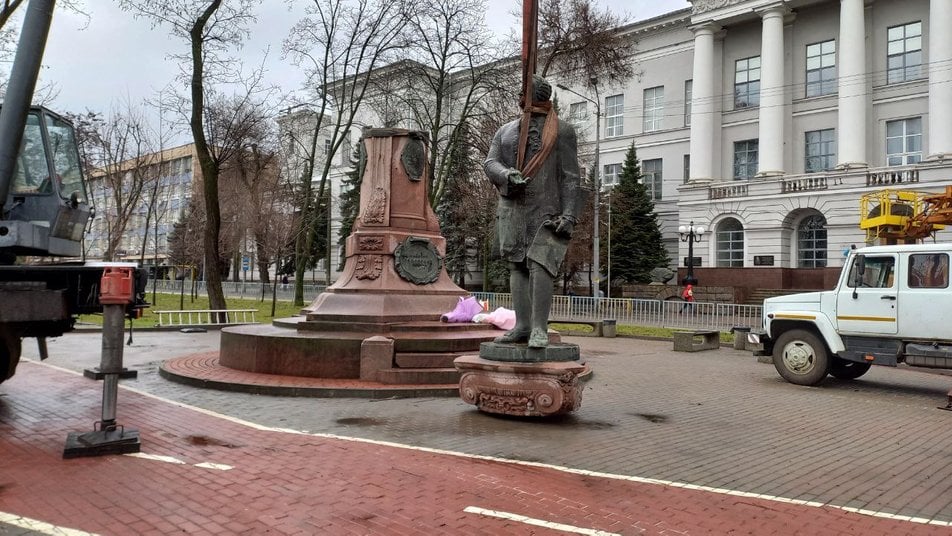 Памятник Ломоносову в Днепре
