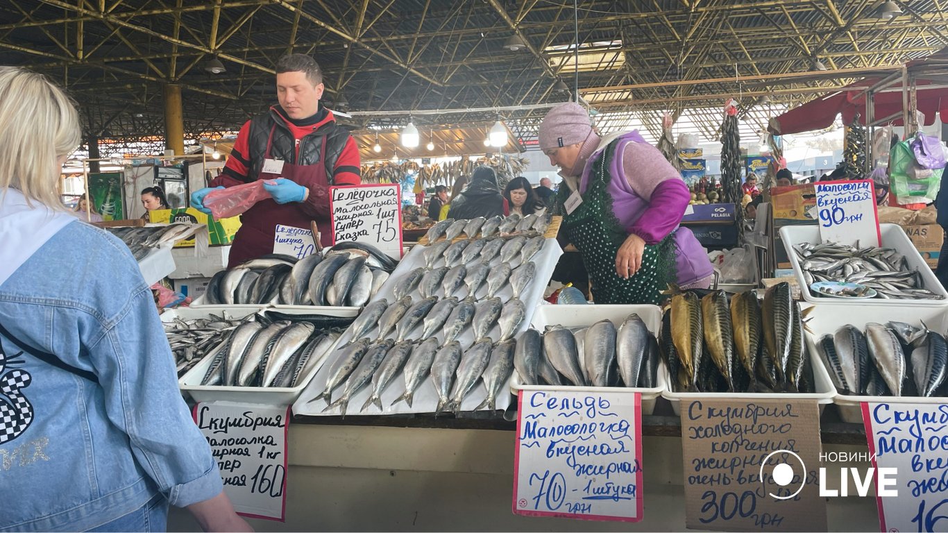 За малосольний оселедець доведеться віддати 70 гривень за штуку. 