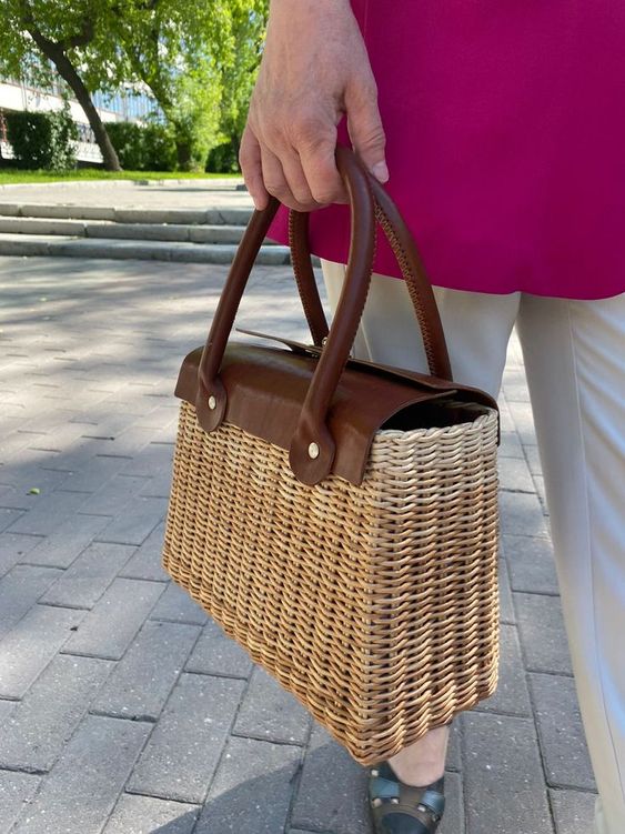 Соломенная сумка жесткой формы